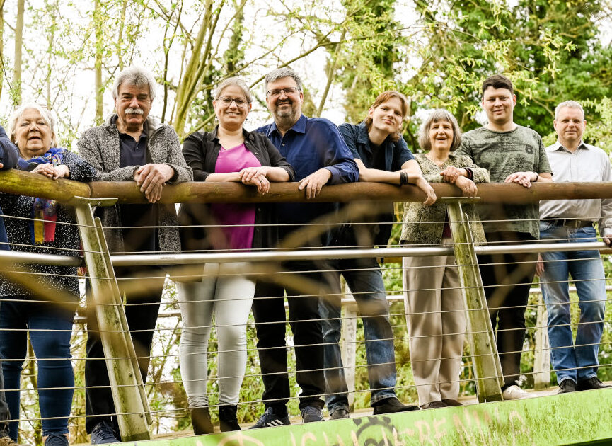 9 Mitglieder der B90/Grünen auf der Brücke im Zossener Stadtpartk