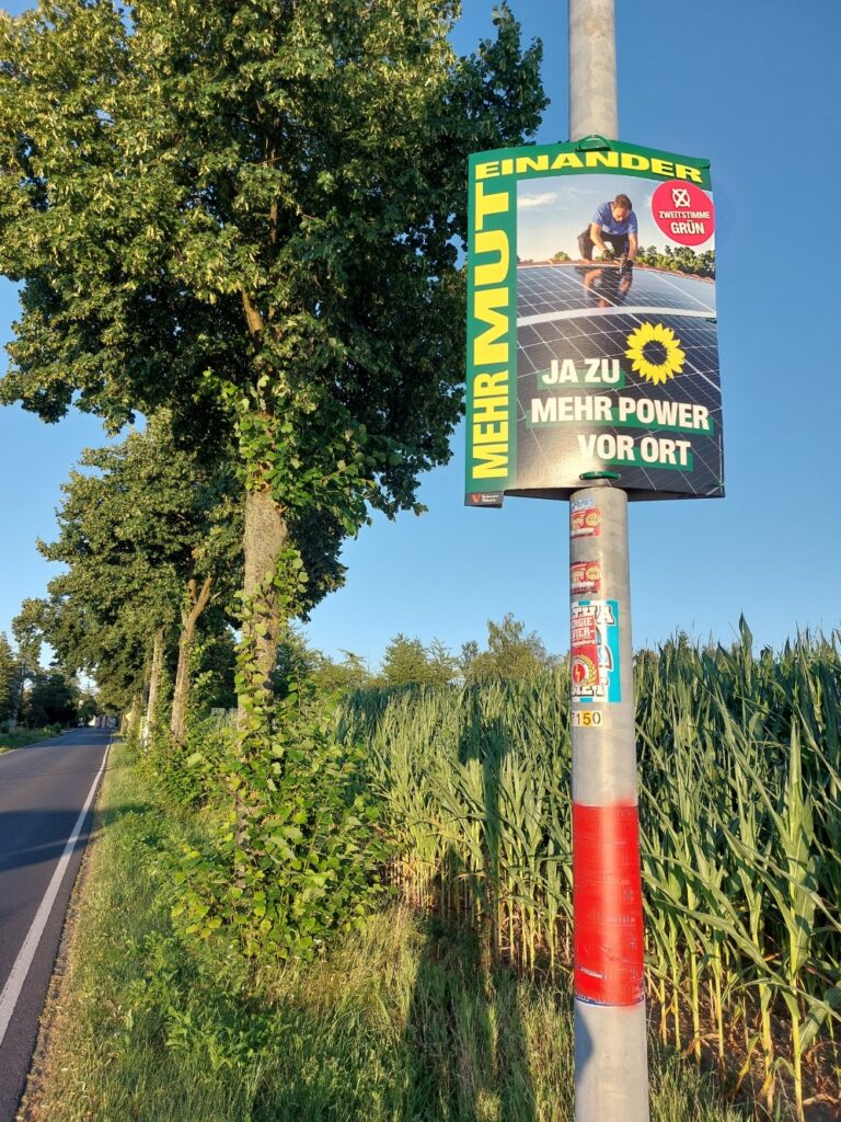 Plakat mit der Aufschrift "Ja zu mehr Power vor Ort"