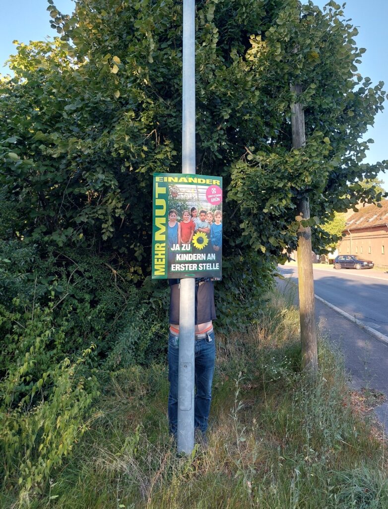 Plakat mit der Aufschrift "Ja zu Kindern an erster Stelle"